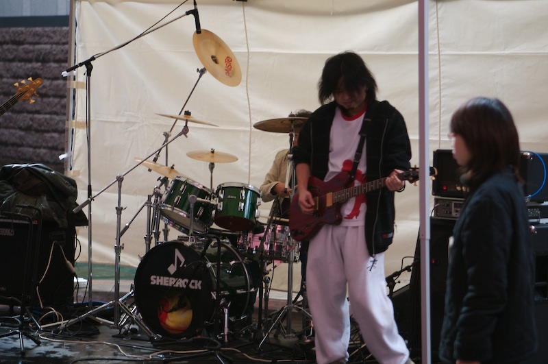 The guitarists had a way of always stepping in front of the picture though.