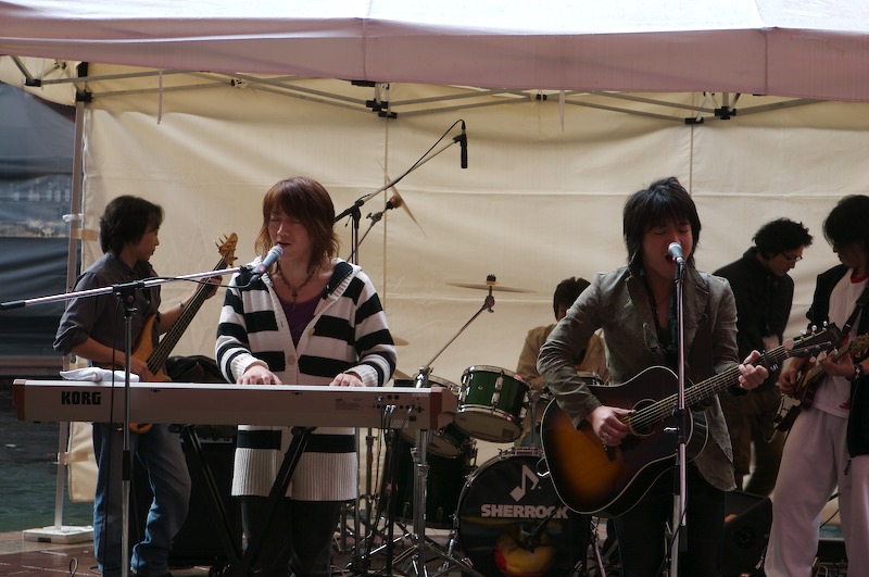 I even tried moving to the center when they moved too close in, and ended up getting more of the two lead singers.